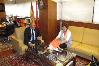 El presidente del TSJN, Joaquín Galve, con la nueva consejera de Presidencia, Función Pública, Interior y Justicia del Gobierno foral, María José Beaumont